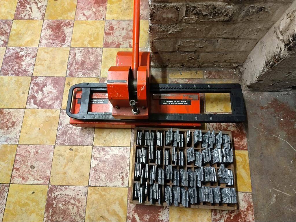 MATRICE POUR PLAQUE D'IMMATRICULATION, Enlèvement, Utilisé