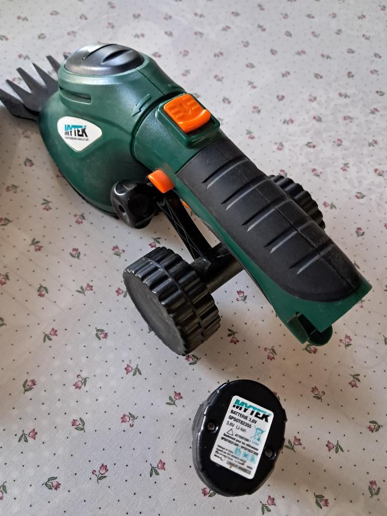 Petit coupe bordure ou taille haie à main, Enlèvement, Comme neuf, Batterie, Mytek