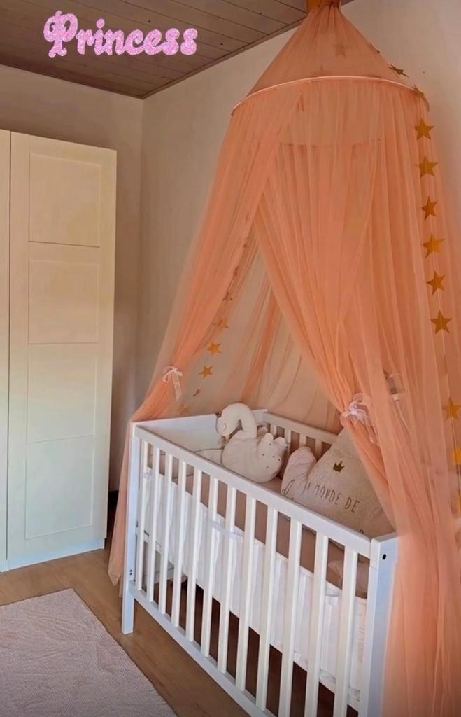 Lit bébé + Matelas + Ciel de lit rose – Excellent état, Enfants & Bébés, Chambre d'enfant | Chambres d'enfant complètes