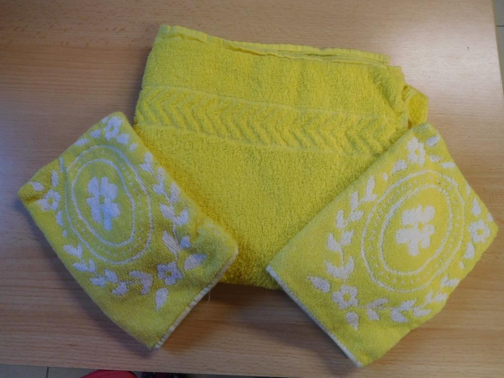 2 gants de toilette et serviette éponge, Enlèvement ou Envoi, Neuf, Jaune, Serviette