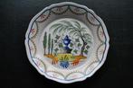 Polychroom aardewerk bord versierd met klimop tuin vaas..., Antiek en Kunst, Ophalen of Verzenden