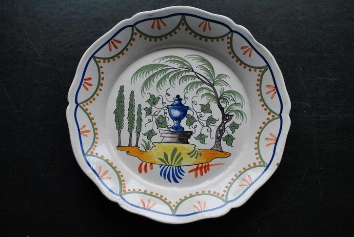 Polychroom aardewerk bord versierd met klimop tuin vaas..., Antiek en Kunst, Antiek | Keramiek en Aardewerk, Ophalen of Verzenden