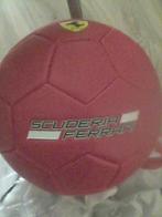 ballon de foot rouge Ferrari édition limité n2, Sport en Fitness, Ophalen, Nieuw, Bal
