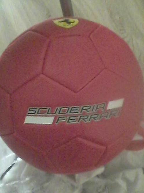 ballon de foot rouge Ferrari édition limité n2, Sport en Fitness, Voetbal, Nieuw, Bal, Ophalen