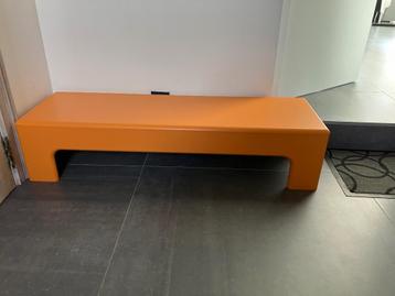 Bank voor kinderen beschikbaar voor biedingen