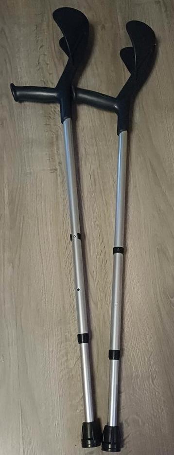 15) Béquilles réglables beschikbaar voor biedingen