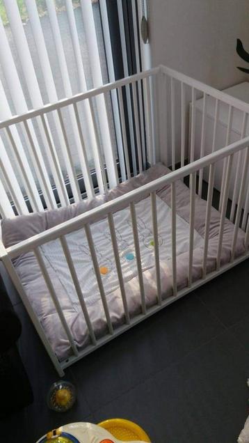 Wit park met matras, verstelbaar in hoogte met extra’s beschikbaar voor biedingen