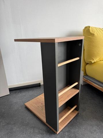 Tafeltje op wieltjes voor zetel beschikbaar voor biedingen