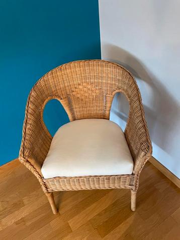 Rotan zetel beschikbaar voor biedingen