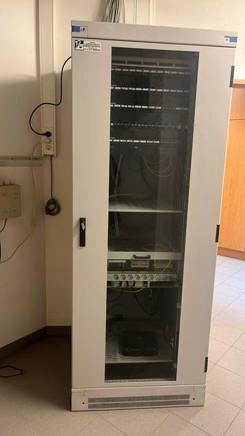 Serverkast beschikbaar voor biedingen
