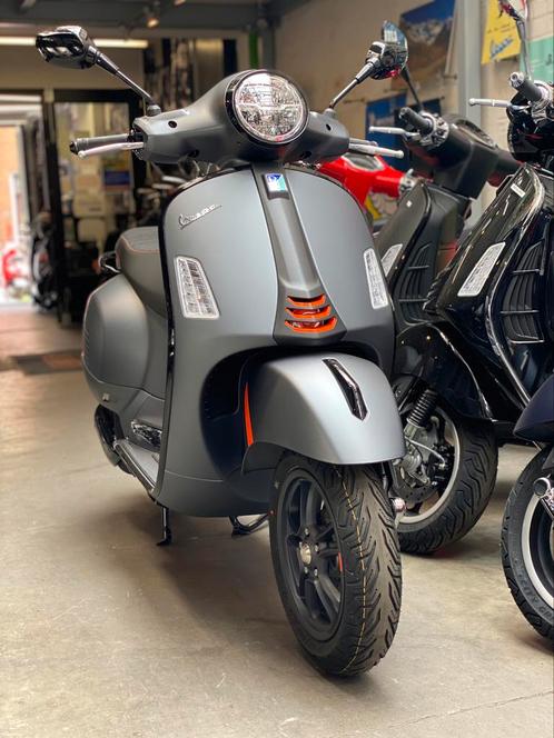 Vespa Gts 125 supersport 2023 mat grijs, Fietsen en Brommers, Scooters | Vespa, Nieuw