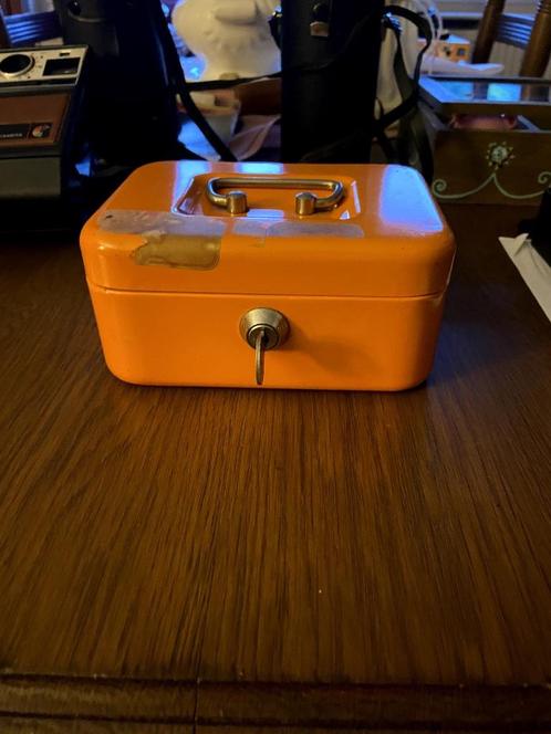 Vintage oranje metalen geldkoffertje, Diversen, Bureau-accessoires, Gebruikt, Ophalen