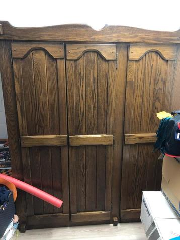 KLEERKAST IN MASSIEF HOUT beschikbaar voor biedingen