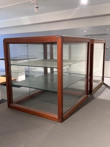 glazen vierkante vintage vitrinekast beschikbaar voor biedingen