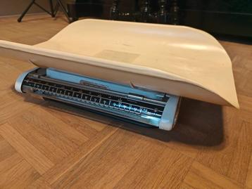 Vintage baby weegschaal STUBE beschikbaar voor biedingen
