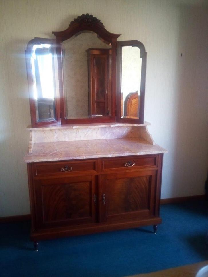 Antieke slaapkamer in notelaar met commode en kleerkasten, Antiquités & Art, Antiquités | Meubles | Armoires, Enlèvement