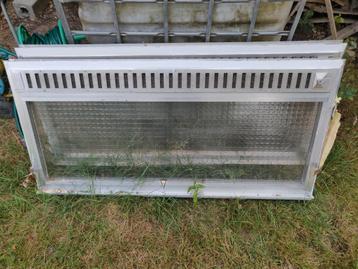 2 aluminium enkel glas ramen met verluchting roosters beschikbaar voor biedingen