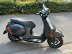 Vespa 300 GTS 2024 950 km garantie, Fietsen en Brommers, Zo goed als nieuw