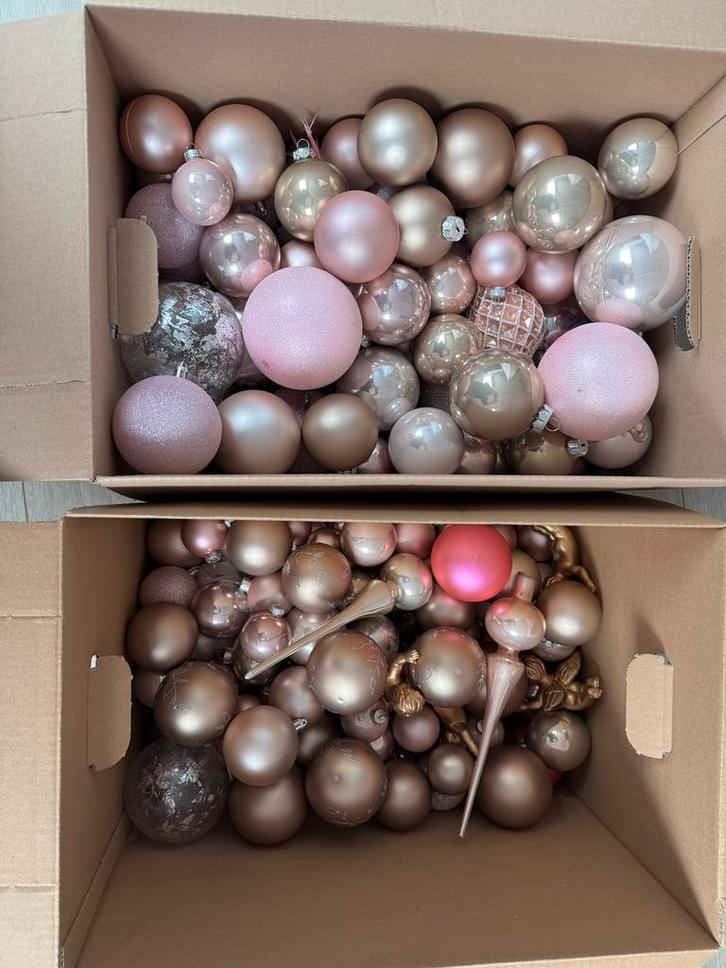 2 dozen met kerstballen roze/goud/rosegoud, Diversen, Kerst, Zo goed als nieuw, Ophalen