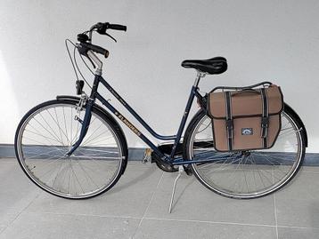 vélo pour femme au look vintage avec sacoche