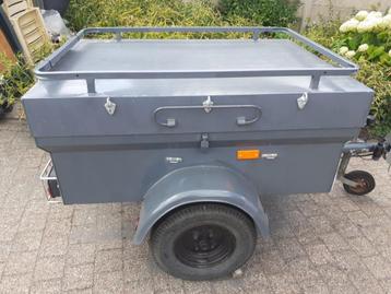 TE KOOP KLEINE GESLOTEN AANHANGWAGEN beschikbaar voor biedingen