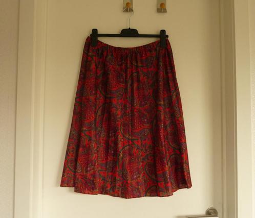 Rode plooirok satijnen rok met Turkse komkommers Maat 40-42, Kleding | Dames, Rokken, Ophalen of Verzenden