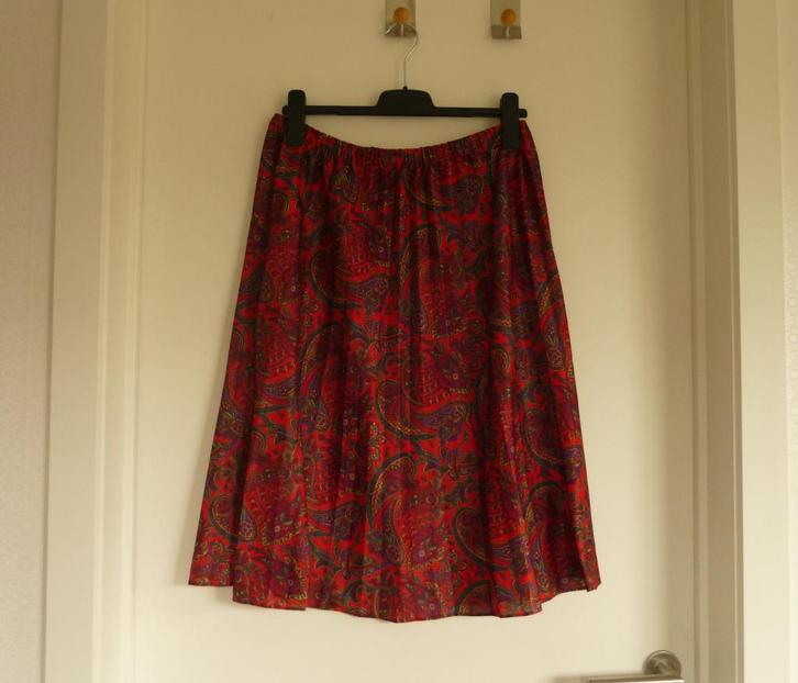 Rode plooirok satijnen rok met Turkse komkommers Maat 40-42, Kleding | Dames, Rokken, Ophalen of Verzenden