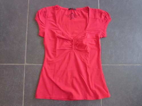 rode T-shirt met v-hals, Vêtements | Femmes, T-shirts, Comme neuf, Taille 36 (S), Rouge, Manches courtes, Enlèvement ou Envoi
