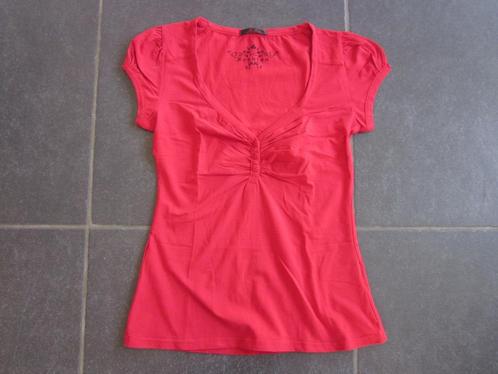 rode T-shirt met v-hals, Kleding | Dames, T-shirts, Zo goed als nieuw, Maat 36 (S), Rood, Korte mouw, Ophalen of Verzenden