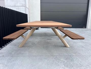 Extremis Panigiri tuintafel, showroommodel beschikbaar voor biedingen