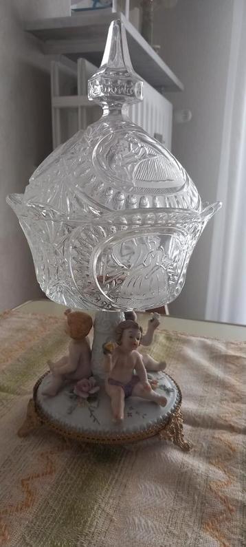 Bonbonniere geslepen christal glas en biscuit engeltjes beschikbaar voor biedingen