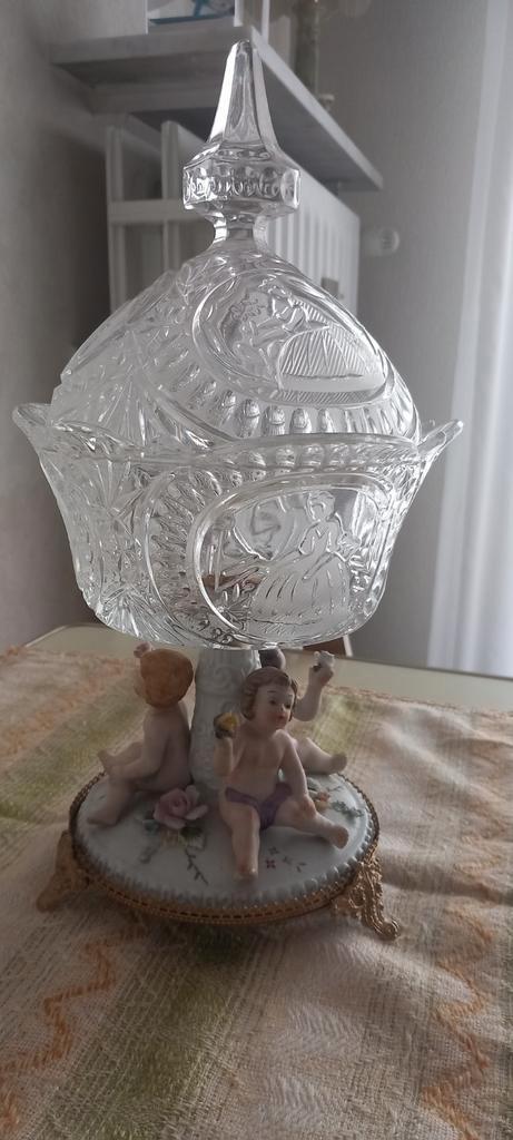 Bonbonniere geslepen christal glas en biscuit engeltjes, Verzamelen, Beelden en Beeldjes, Gebruikt, Ophalen