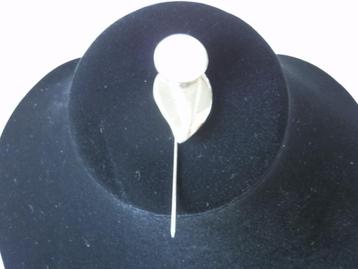 Parel broche. Salvatore Ferragamo. beschikbaar voor biedingen
