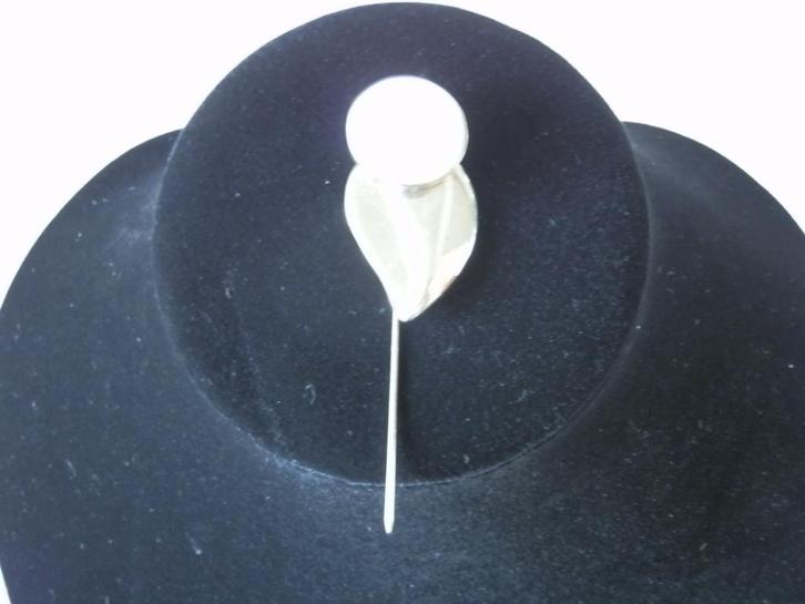 Parel broche. Salvatore Ferragamo., Handtassen en Accessoires, Broches, Zo goed als nieuw, Overige materialen, Zilver, 4 tot 7 cm