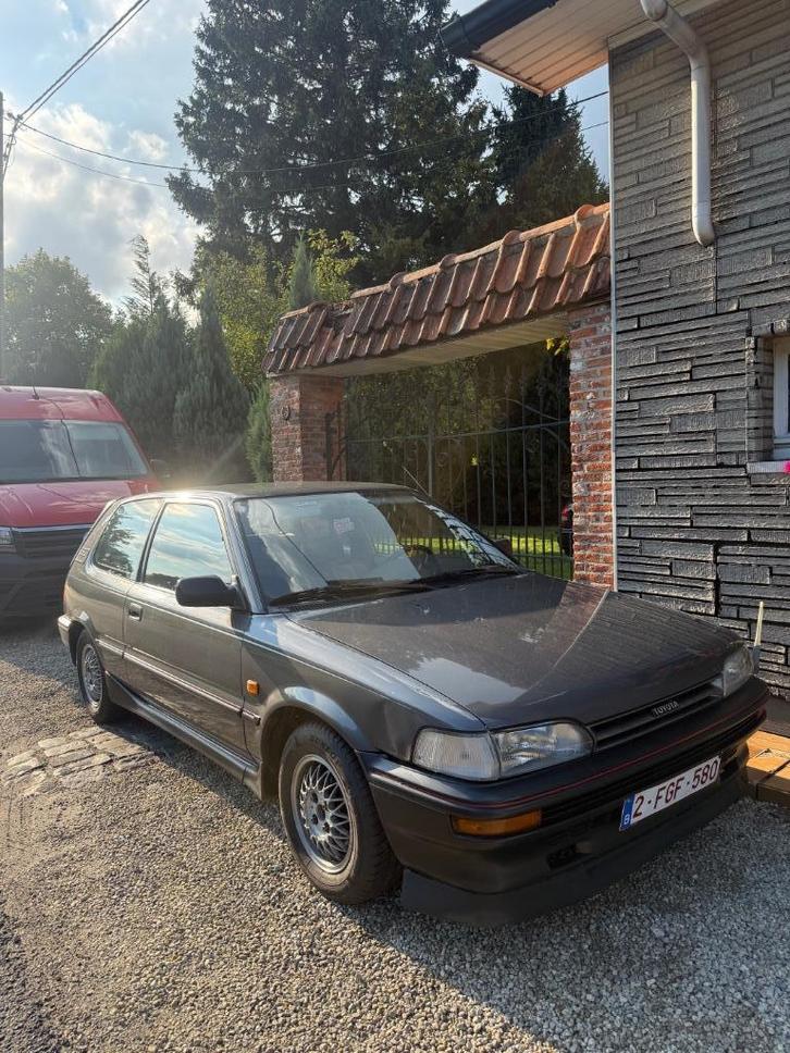 Toyota corolla 1989, Auto's, Toyota, Particulier, Corolla, Benzine, 3 deurs, Handgeschakeld, Zilver of Grijs, Grijs, Stof, Voorwielaandrijving