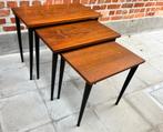 3 vintage houten nesting tafeltjes / bijzettafels, Ophalen of Verzenden