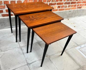 3 vintage houten nesting tafeltjes / bijzettafels beschikbaar voor biedingen