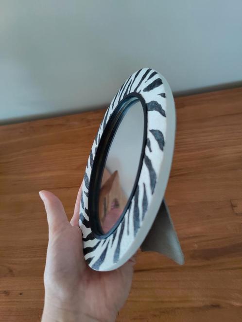 Klein zebra spiegeltje met staander, Huis en Inrichting, Woonaccessoires | Spiegels, Gebruikt, Minder dan 50 cm, Minder dan 100 cm