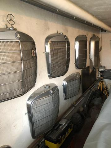 Verzameling radiator grillen van Mercedes en Jaguar oldtimer beschikbaar voor biedingen