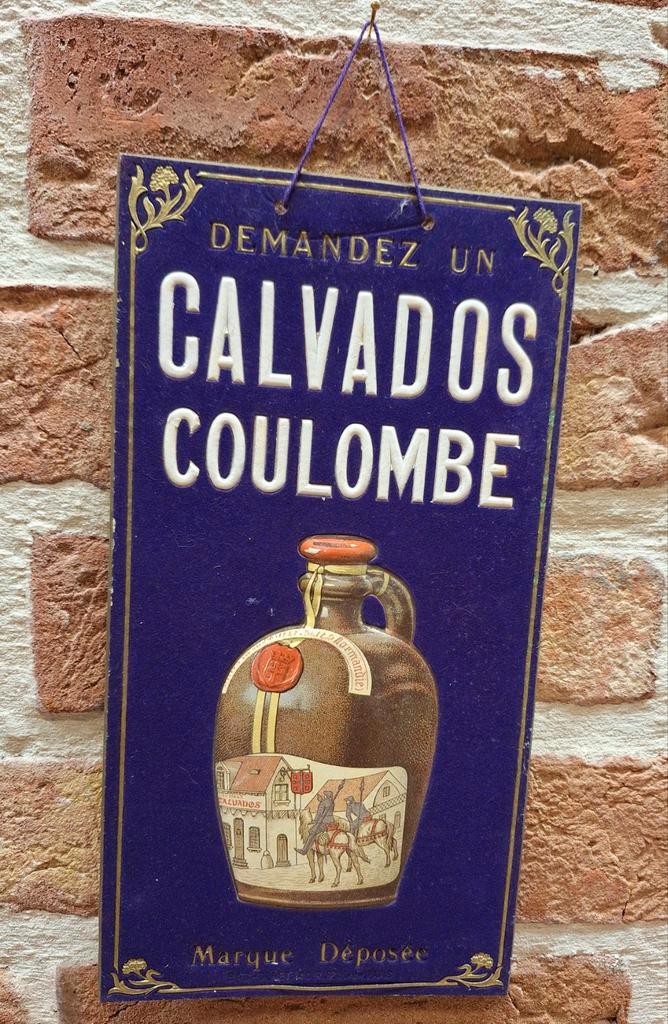 Ancienne enseigne publicitaire Calvados Coulombe, Collections, Marques & Objets publicitaires, Utilisé, Panneau publicitaire, Enlèvement ou Envoi