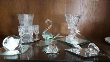 Glaswerk decoratie met kristallen vaasjes beschikbaar voor biedingen