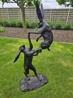 2 bronzen vechtende /spelende hazen lenteprijs 1 set weg is, Tuin en Terras, Tuinbeelden, Ophalen of Verzenden, Nieuw, Overige materialen
