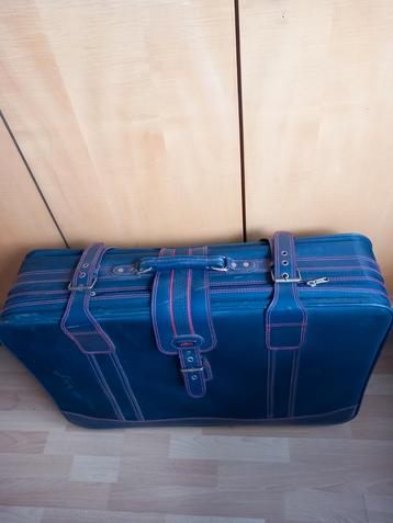A SAISIR. Valise. 4 roulettes  bleu marine  beschikbaar voor biedingen