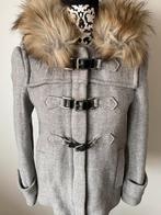Lichtgrijze jas met gespen en kap met nepbont - Zara - XS., Kleding | Dames, Jassen | Winter, Ophalen of Verzenden, Zo goed als nieuw