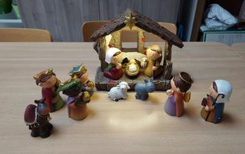 Crèche nativité étable lumineuse + 11 personnages en résine disponible aux enchères