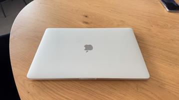 Macbook Pro 15" i7 16GB 512GB SSD SILVER TOUCHBAR beschikbaar voor biedingen