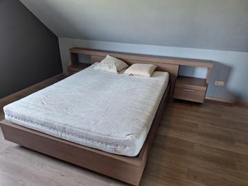Modern bed met commode beschikbaar voor biedingen