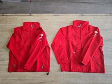 Twee NIEUWE rode windbreaker jassen voor zowel man en vrouw  beschikbaar voor biedingen