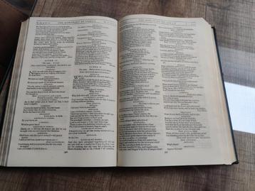 oude boeken als decoratie  beschikbaar voor biedingen