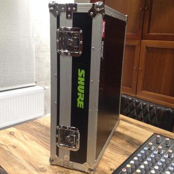 Flightcase: 69cm. x 59 cm. x 21cm. €120 beschikbaar voor biedingen